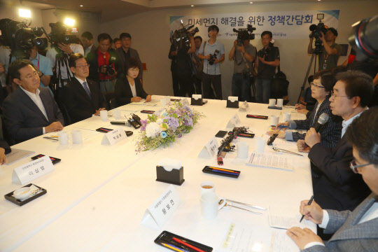 6일 오전 서울 중구 달개비에서 열린 '수도권 광역자치단체장과 환경부의 미세먼지 해결을 위한 정책간담회'에서 박원순 서울 시장이 인사말을 하고 있다.  연합뉴스
